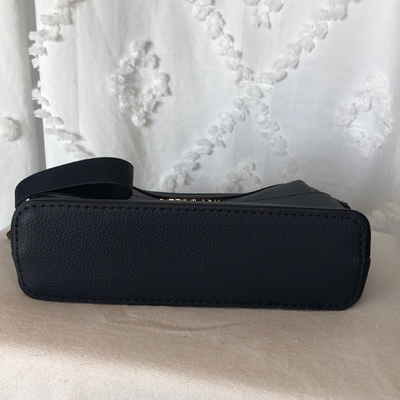 MISSONI FOR SAUDI AIRLINES dark blue vanity case. - Picture 8 of 14